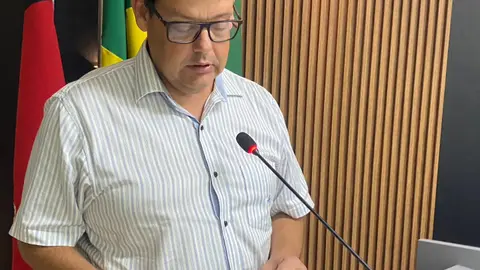 Câmara aprova título de cidadão honorário e requerimentos sobre internet e calçamento